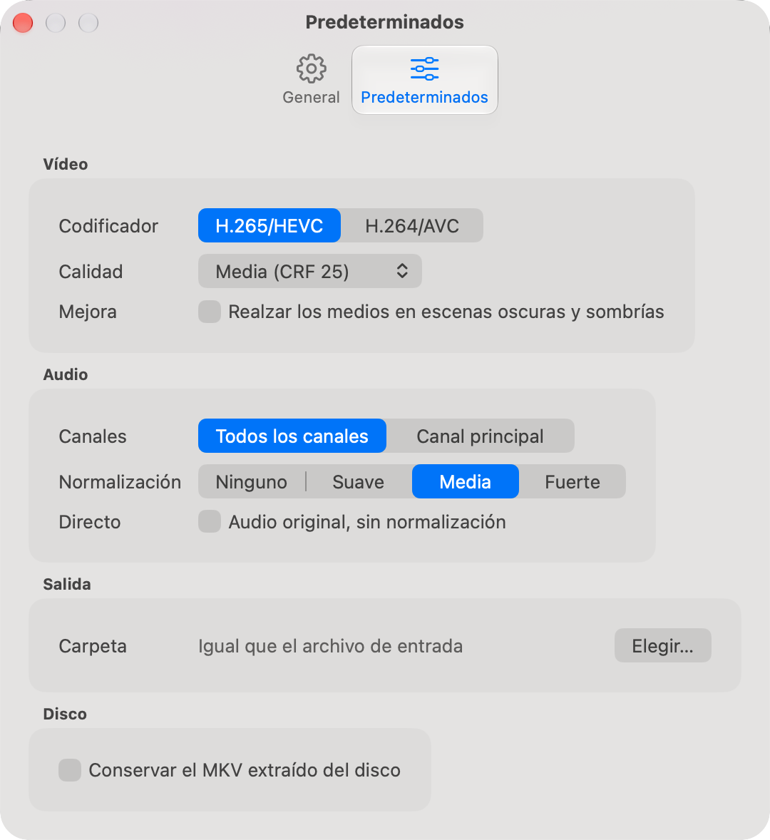 La pestaña Predeterminados con sus grupos Vídeo, Audio, Salida y Disco